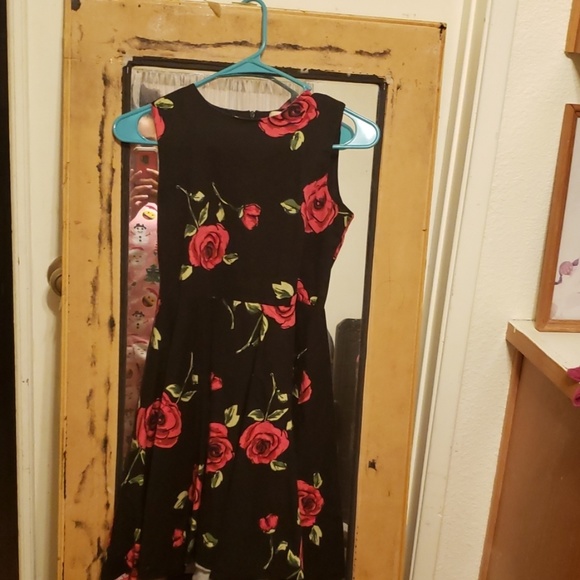 This Dress is perfect for 11-12 years old - Picture 1 of 3